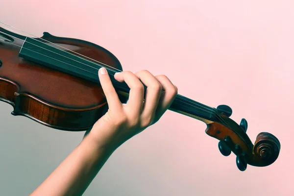 Скрипка грає — стокове фото