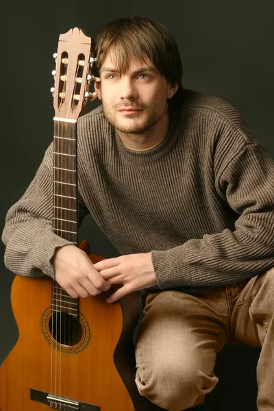 Retrato de guitarrista con guitarra — Foto de Stock