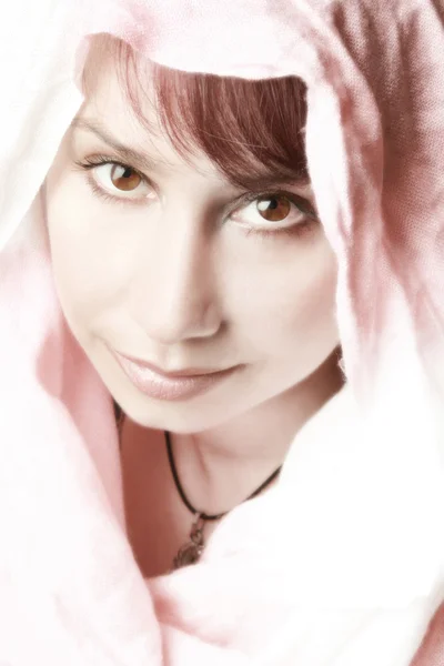 Krásná žena v růžovou šálu — Stock fotografie