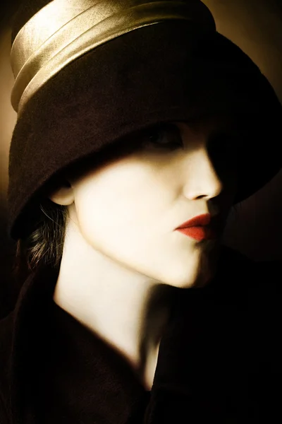 Retro vrouw in zwarte hoed. — Stockfoto