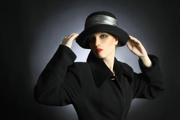 黒の帽子とコートでエレガントな女性. — ストック写真