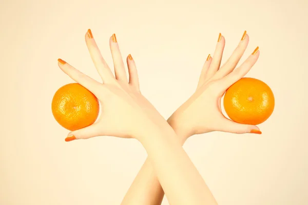 Ruka s oranžová mandarinka. — Stock fotografie