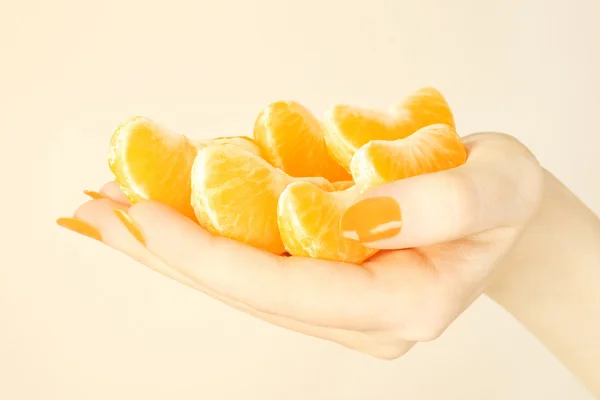 Hand med tangerine skiva — Stockfoto