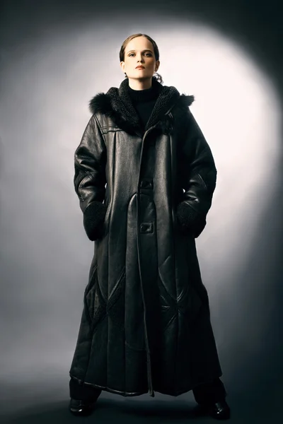 Koyun derisi palto kış kıyafetleri modası — Stok fotoğraf