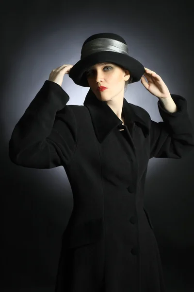 Eleganckie kobiety retro w czarny płaszcz i kapelusz — Zdjęcie stockowe