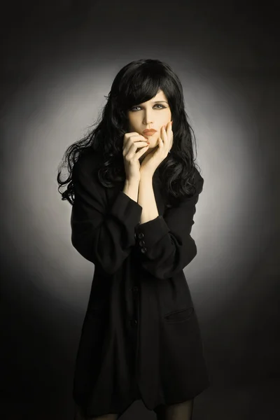 Portrait de mode de belle femme sur noir — Photo
