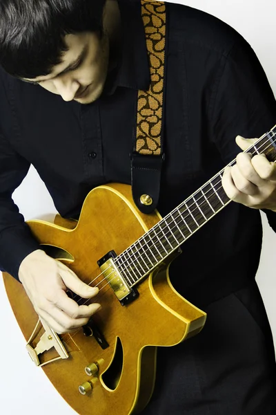 Ηλεκτρική κιθάρα παίζει. κιθαρίστας. — Φωτογραφία Αρχείου