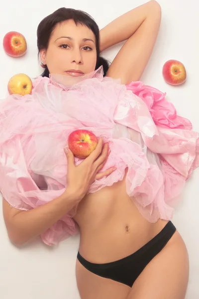 Retrato de moda Hermosa mujer con manzana . —  Fotos de Stock