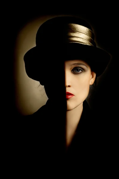 Жінка обличчя з чорною половиною в капелюсі — стокове фото