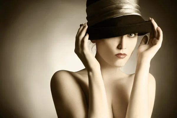 Moda piękny portret retro kobiety w elegancki kapelusz. — Zdjęcie stockowe
