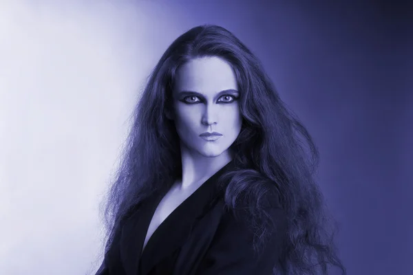 Blaues künstlerisches Porträt der schönen Frau — Stockfoto