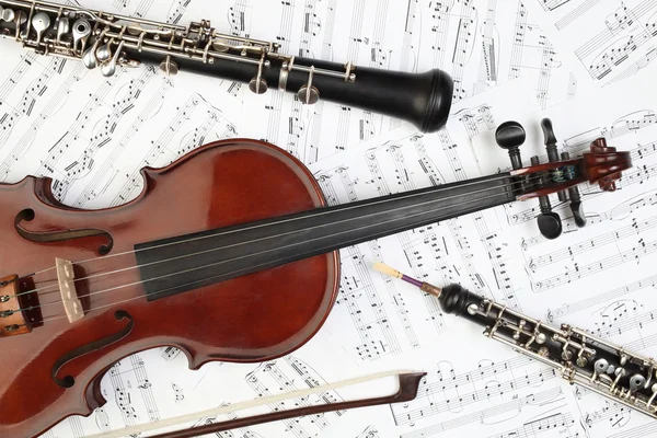 Instrumentos musicales clásicos con hoja de música . Imágenes de stock libres de derechos