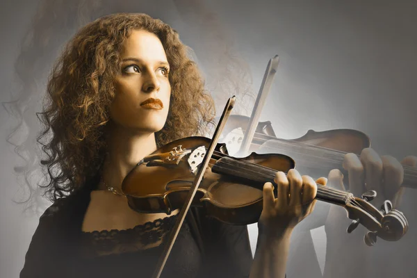 Skrzypce skrzypek gra piękna kobieta — Zdjęcie stockowe
