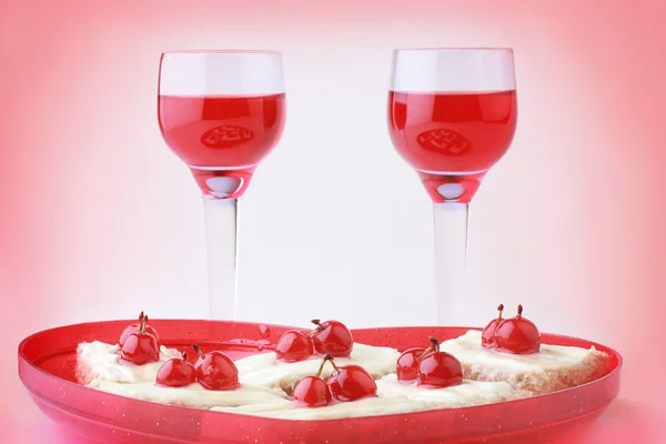 Valentine red beverage and dessert. — Stock Photo, Image