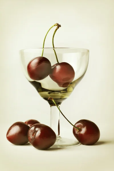 Zátiší s třešněmi a sklenice na víno — Stock fotografie