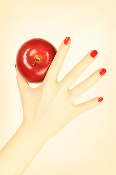 Manicure de mão com maçã vermelha . — Fotografia de Stock