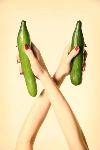 Hand gurka ekologiska grönsaker — Stockfoto