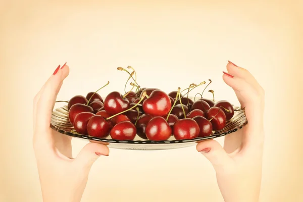 Cherry kuželky v ruce. — Stock fotografie