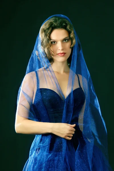 Retrato de una joven hermosa mujer en azul —  Fotos de Stock
