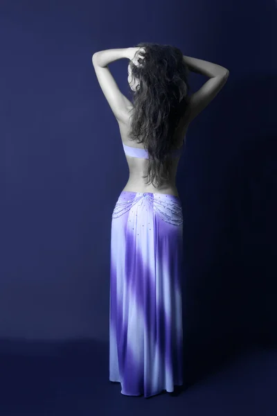 Kobieta w spódnicy niebieski orientalne. długa spódnica. — Zdjęcie stockowe