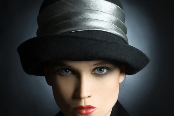 Retrato de mujer en sombrero negro buscando —  Fotos de Stock