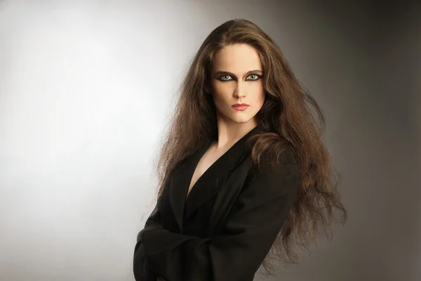 Modeporträt einer schönen Frau mit langen dicken Haaren — Stockfoto