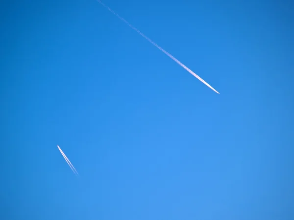 ジェット飛行機雲が付いている空中クロスロード空 — ストック写真