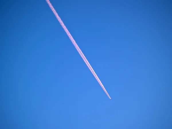 Letecká křižovatka obloha s tryskami pruhy — Stock fotografie