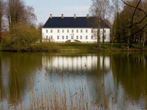 Красива країна особняк будинок біля озера Данії — стокове фото