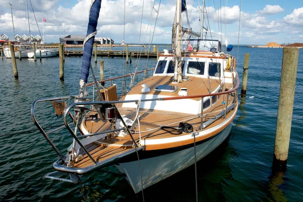 正面の美しい古典的な帆ヨット — ストック写真