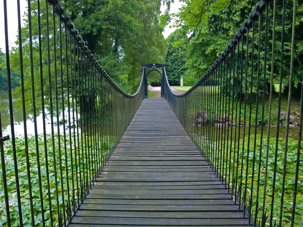 Voetgangersbrug in een land landgoed Denemarken — Stockfoto