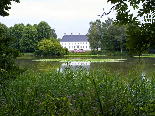 Nagy szép kastély ház tó-Dánia — Stock Fotó