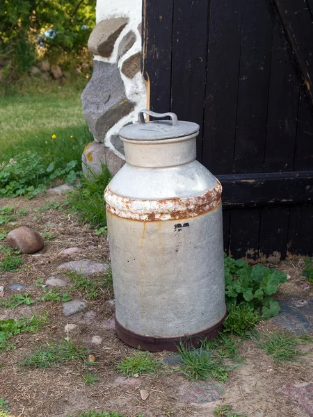 牛奶可以在农场农业背景水罐 — 图库照片