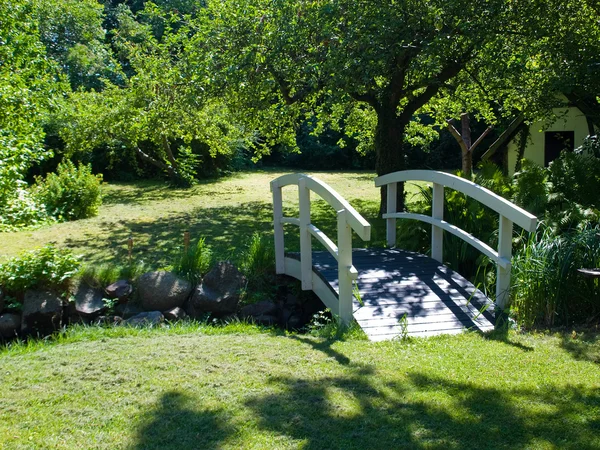 Маленький деревянный мост в саду — стоковое фото