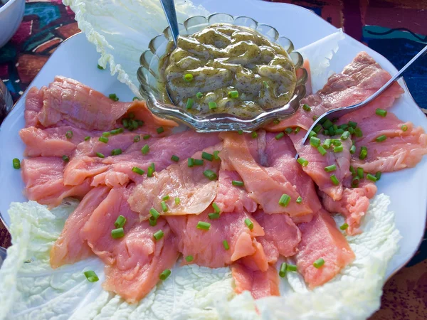 Piatto con salmone affumicato fresco e salsa — Foto Stock