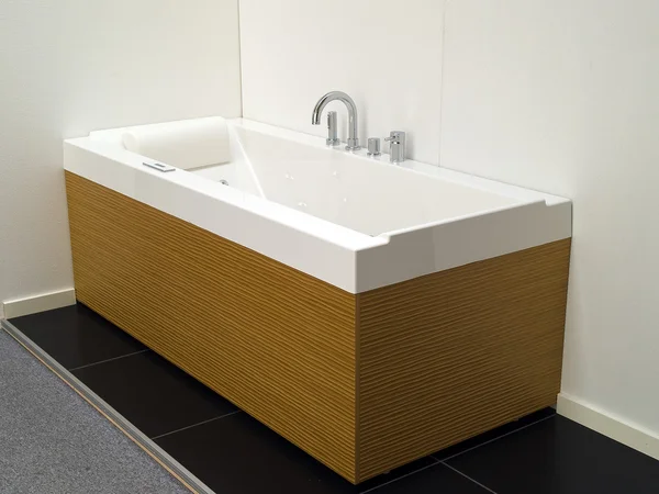 Современная ванная комната с джакузи — стоковое фото