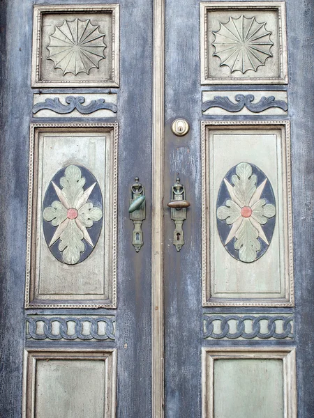 Eski dekoratif güzel ahşap kapı — Stok fotoğraf