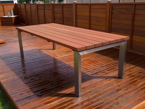 Bela plataforma de madeira de mogno piso e mesa — Fotografia de Stock