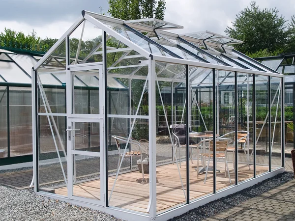 Formele tuin glazen paviljoen met meubilair — Stockfoto