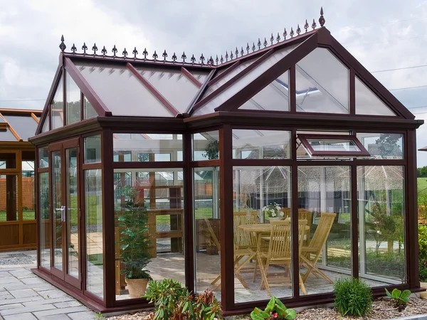 Mooie tuin hout glazen paviljoen met meubilair — Stockfoto