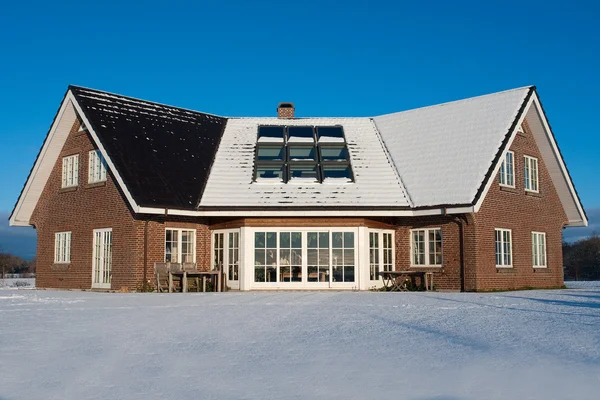 Beautiful modern house home in winter — Stock Photo, Image