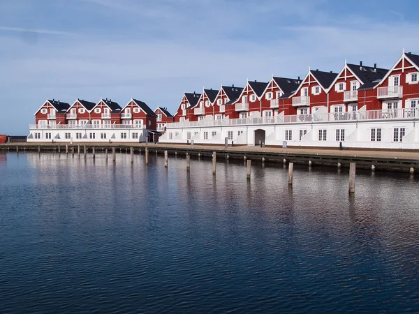 Moderne neoklassische Design-Sommerhäuser am Meer — Stockfoto