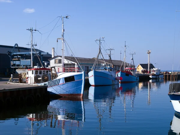 Barche da pesca in un porto — Foto Stock