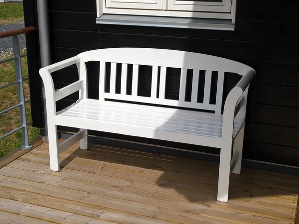 Tradycyjne klasyczna biała ławka ogrodowa — Zdjęcie stockowe