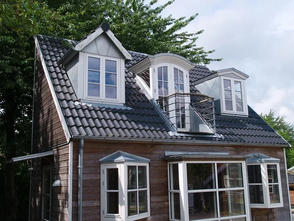 Verticale dakvensters modern klassiek design met een balkon — Stockfoto