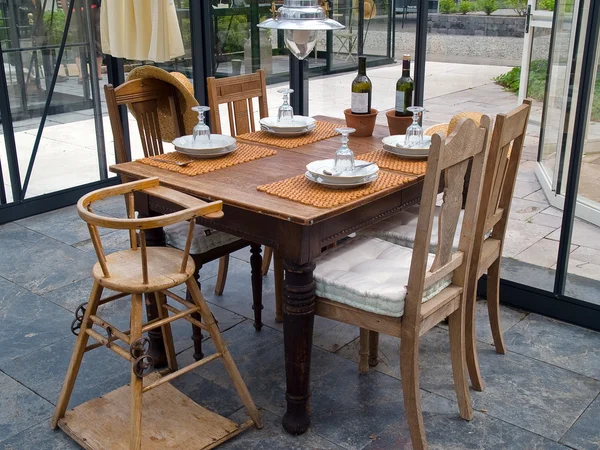 Gezellige serre met tafels en stoelen — Stockfoto