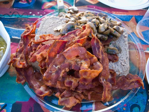 Knaperstekt läckra bacon — Stockfoto