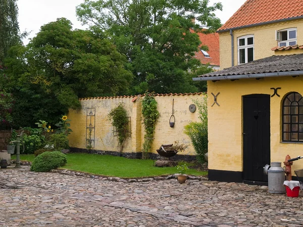 Casa de campo tradicional dinamarquesa com flores — Fotografia de Stock