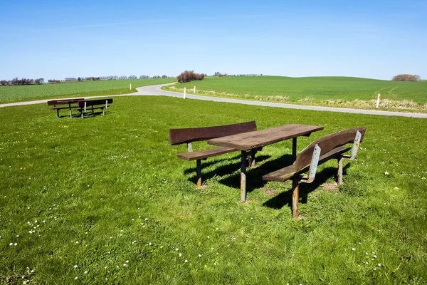 Mesa de picnic al aire libre - perfecta relajación en la naturaleza —  Fotos de Stock