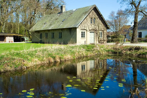 호수에 있는 시골 집 — 스톡 사진